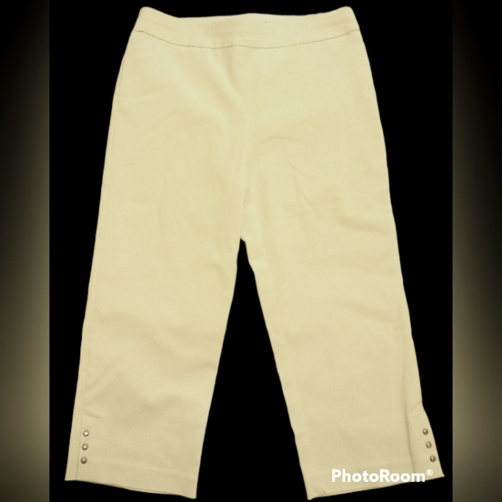 Woman's White Capri pants